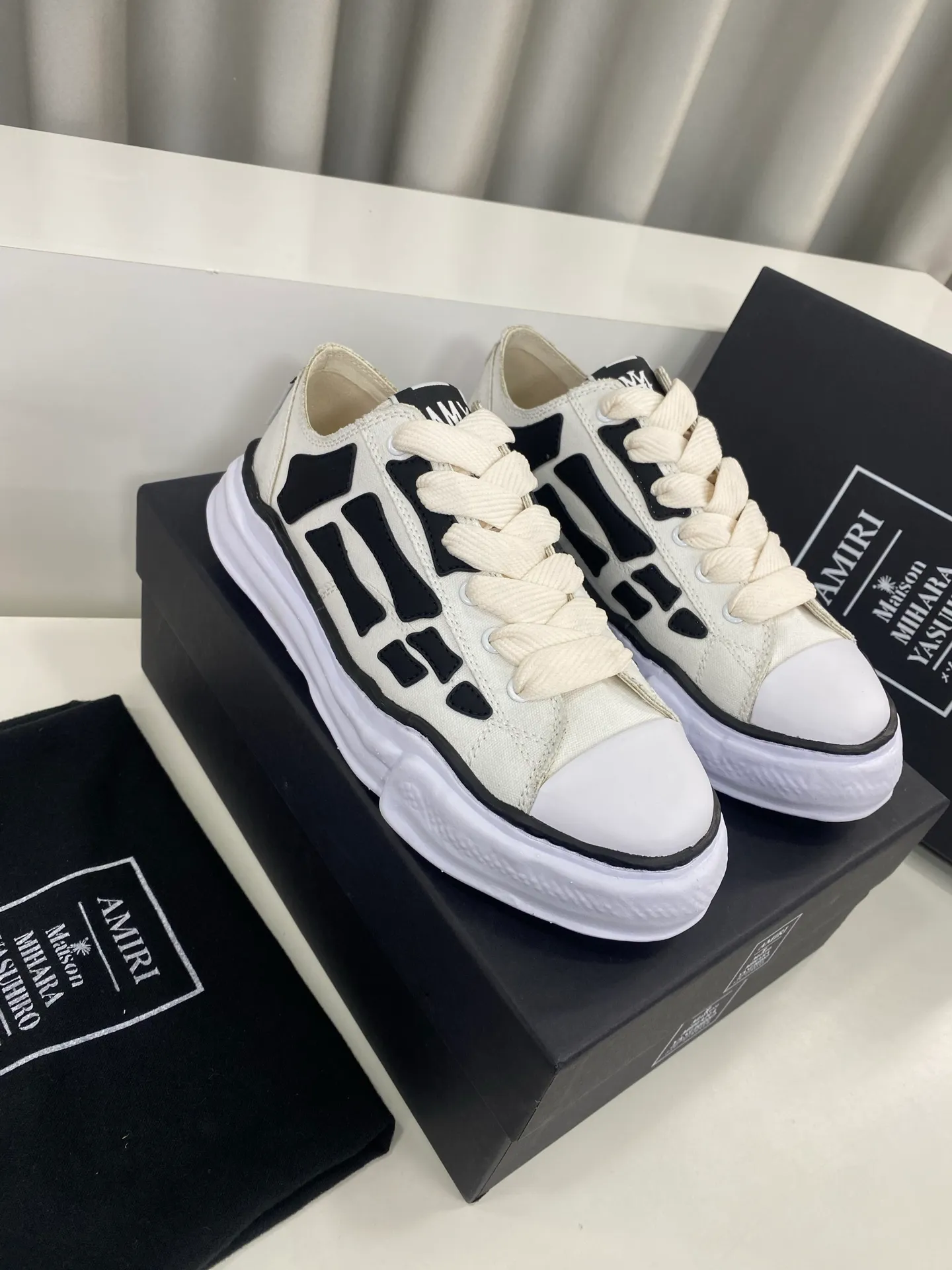 [AMIRI Handmade clay mold soles and AMIRI's iconic BONES leather embroidery details are a major feature of the shoe, showing unique craftsmanship and style🚩 Material: Upper original custom space Monica canvas! Lining: original technical cloth, outsole: original molded steel-stamped EVA foam bottom,